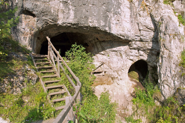 인류 가계도에서 수수께끼에 쌓인 가지에 대한 증거가 발견된 시베리아 데니소바 동굴의 입구. 사진 제공: 벤스 비올라